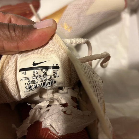 Nike Air Max 270 Women's Sneakers - Picture 12 of 12